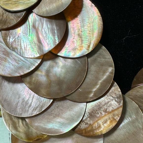 Mother of Pearl scalloped pink reflective necklace. - Picture 4 of 8